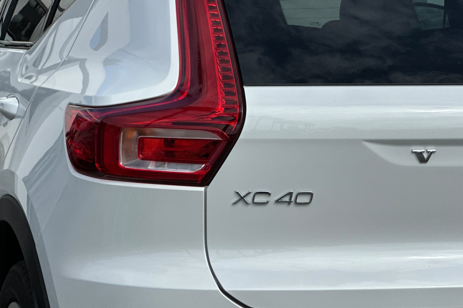 Certified 2025 Volvo XC40 B5 Plus AWD/4WD image 34
