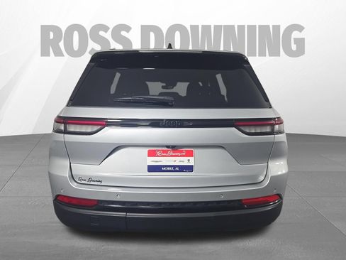 Used 2024 Jeep Grand Cherokee Altitude RWD image 5
