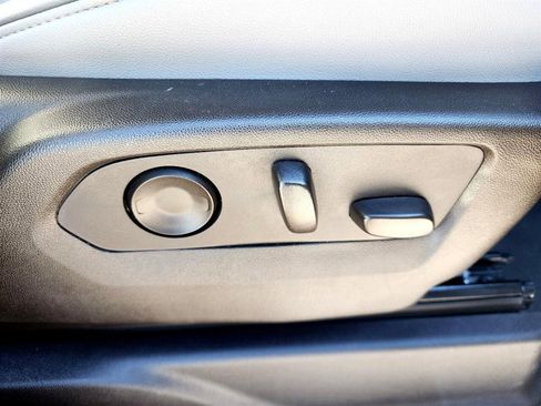 Used 2023 GMC Yukon XL SLT image 32