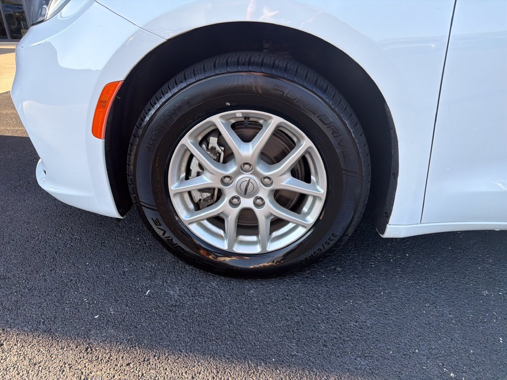 Used 2024 Chrysler Pacifica Touring-L FWD image 9