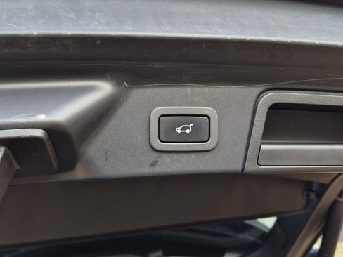 Used 2020 Land Rover Range Rover Velar R-Dynamic S image 11