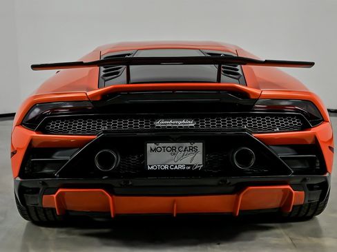 Used 2021 Lamborghini Huracan EVO image 11