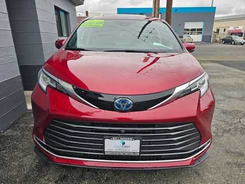 Used 2023 Toyota Sienna Limited AWD/4WD image 7