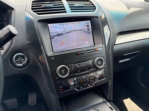 Used 2019 Ford Explorer XLT w/ Equipment Group 202A AWD/4WD image 18