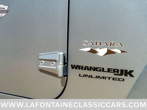 Used 2018 Jeep Wrangler Unlimited Sahara w/ Dual Top Group AWD/4WD image 29