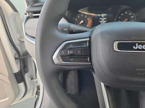 Used 2024 Jeep Compass Latitude image 16