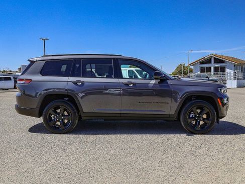 New 2025 Jeep Grand Cherokee L Laredo image 3
