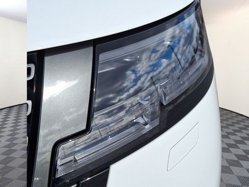 Used 2023 Land Rover Range Rover SE image 8