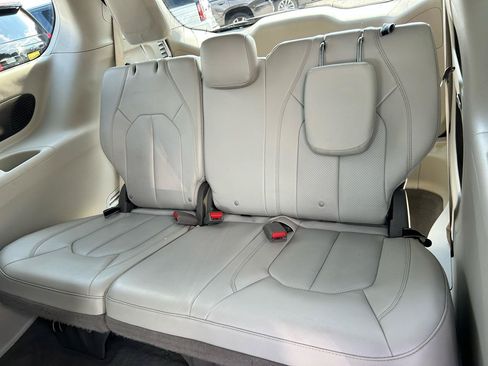 Used 2021 Chrysler Pacifica Touring-L w/ Premium & Safety Sphere Group FWD image 13