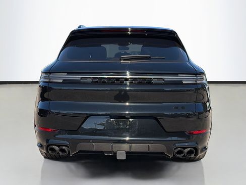 Used 2024 Porsche Cayenne Turbo image 4