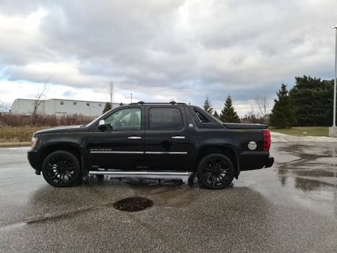 Used 2013 Chevrolet Avalanche LTZ image 8