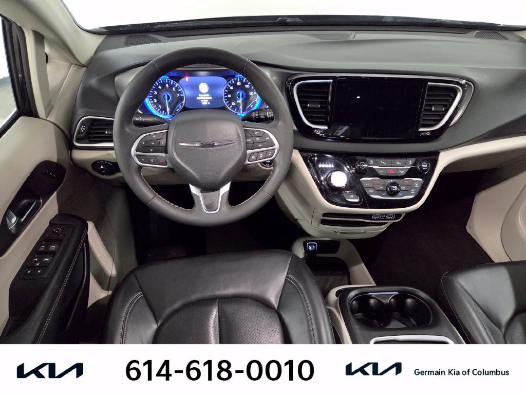Used 2023 Chrysler Pacifica Touring-L FWD image 16
