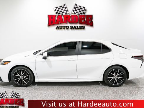 Used 2024 Toyota Camry SE image 1