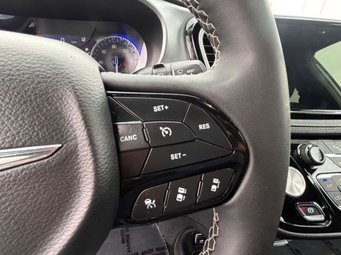 Used 2024 Chrysler Pacifica Touring FWD image 25