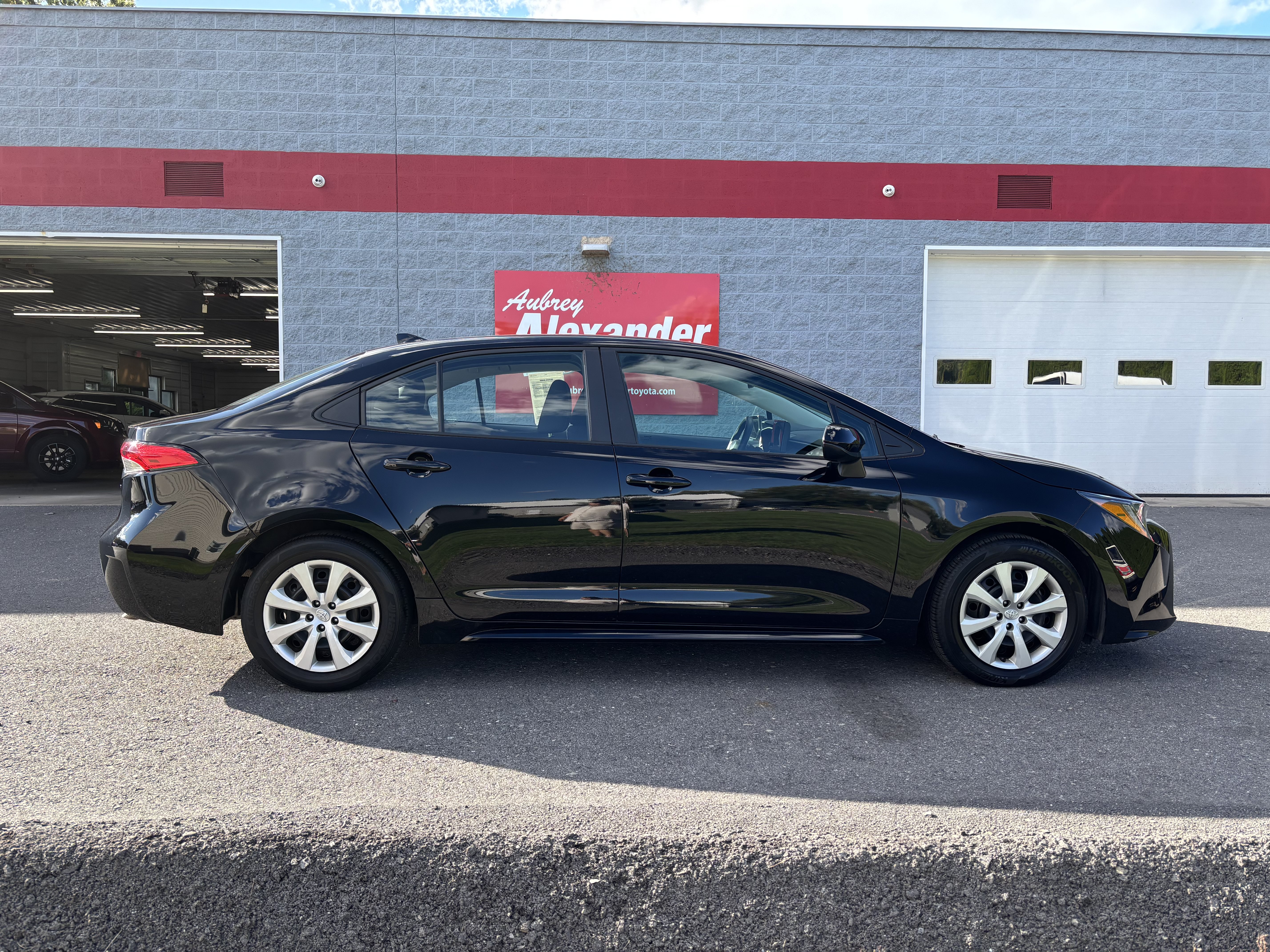 Used 2025 Toyota Corolla LE FWD image 2