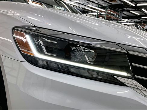 Used 2021 Volkswagen Passat 2.0T SE w/ Luggage Net & Mats Package image 23