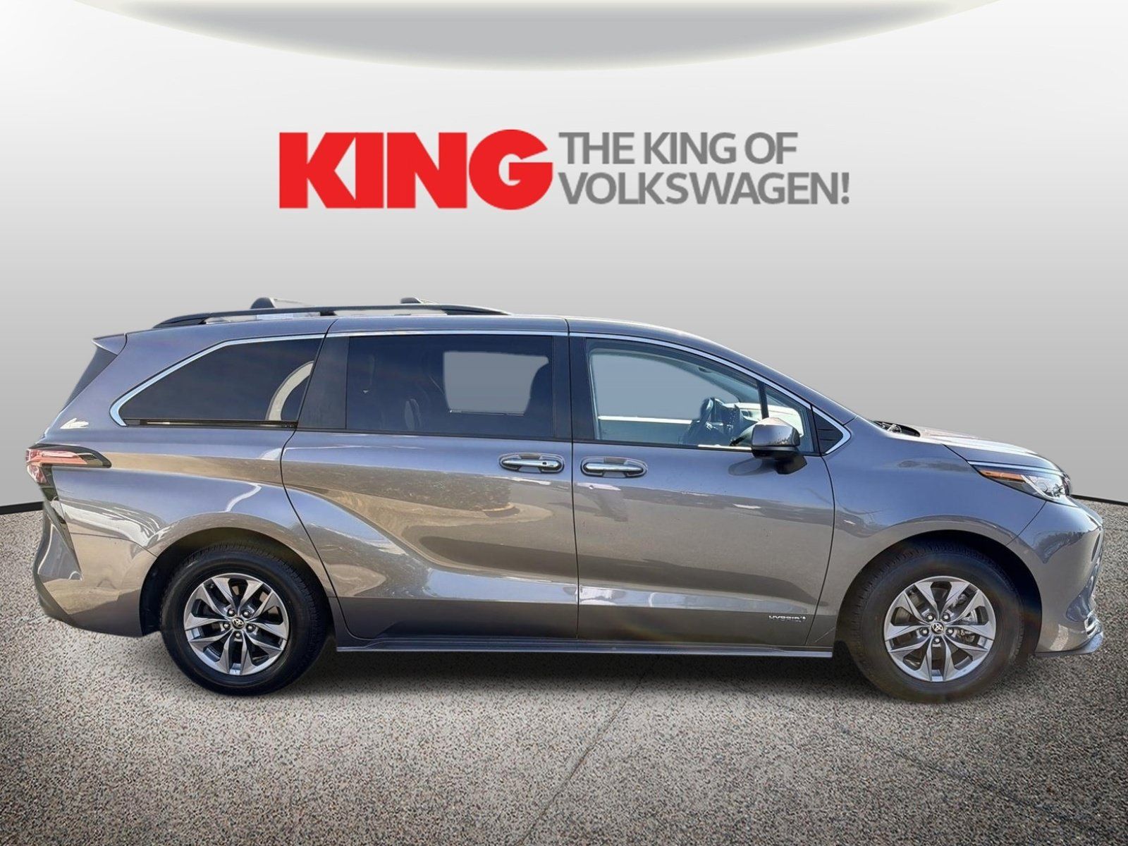 Used 2021 Toyota Sienna XLE FWD image 2
