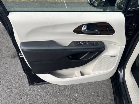 Used 2023 Chrysler Pacifica Limited w/ Uconnect Theater Family Group FWD image 10