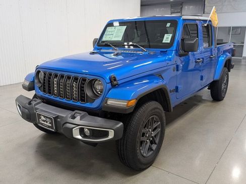 Used 2024 Jeep Gladiator Sport image 4