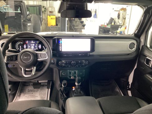 Used 2025 Jeep Wrangler Unlimited Sahara w/ Safety Group AWD/4WD image 17