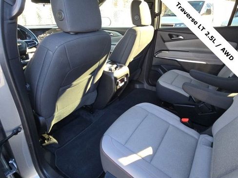Used 2025 Chevrolet Traverse LT image 16