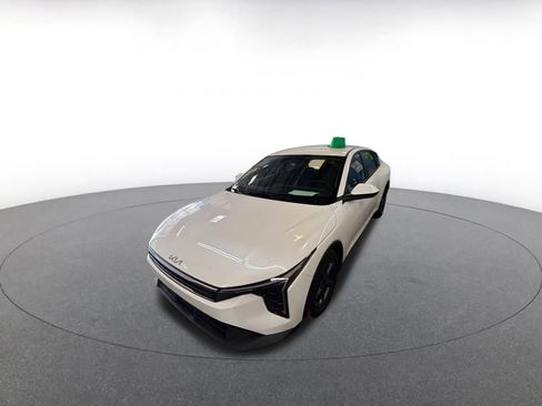 Used 2025 Kia K4 LXS image 3