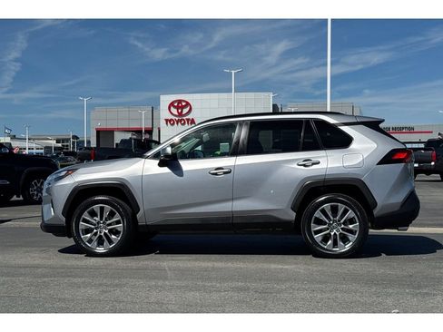 Used 2023 Toyota RAV4 XLE Premium image 7