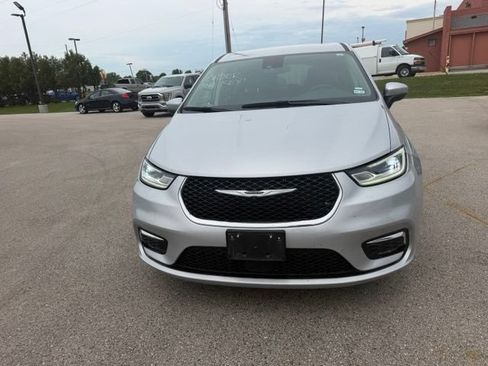 Used 2023 Chrysler Pacifica Touring-L FWD image 2