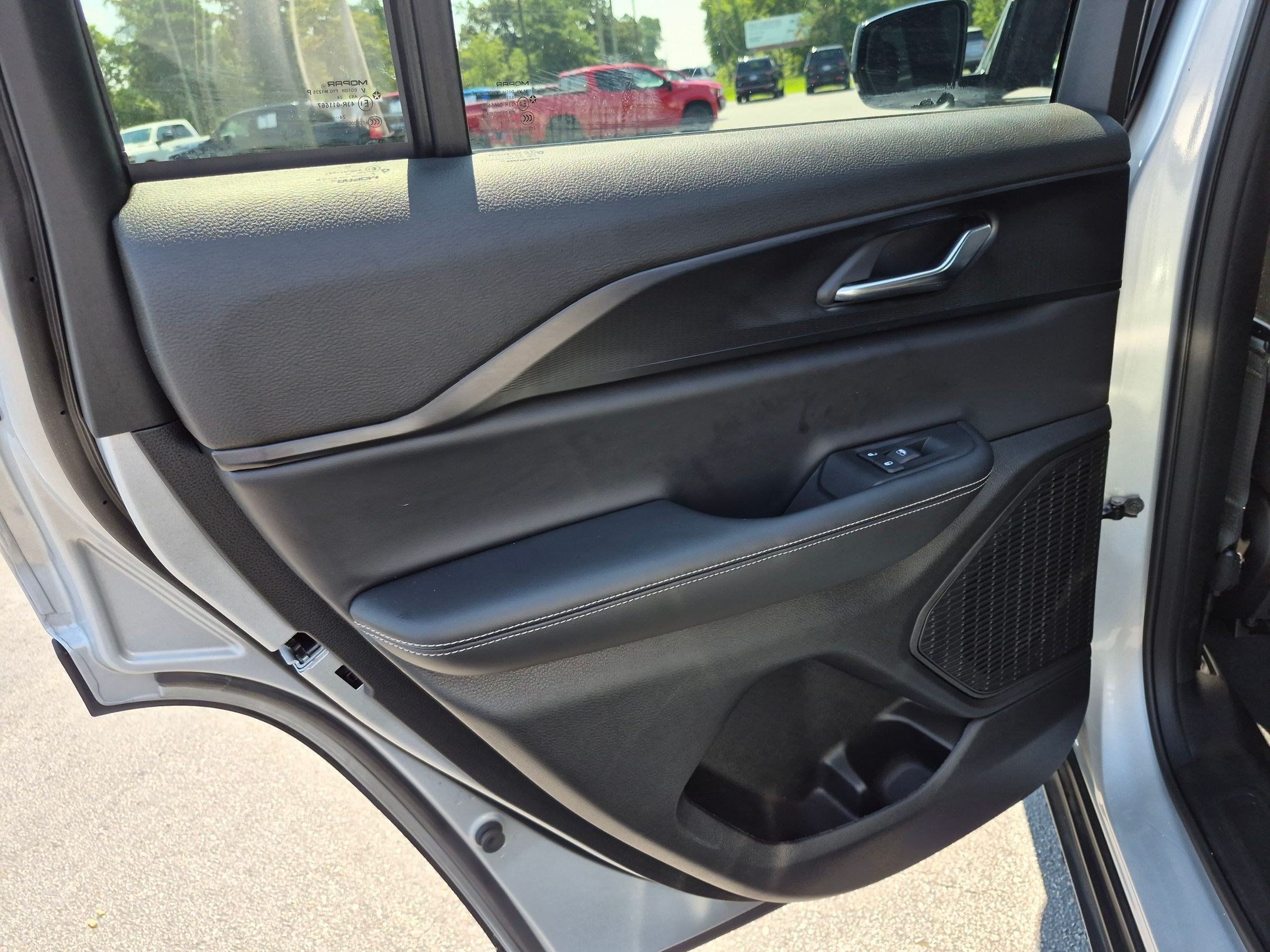Used 2025 Jeep Grand Cherokee Altitude AWD/4WD image 19