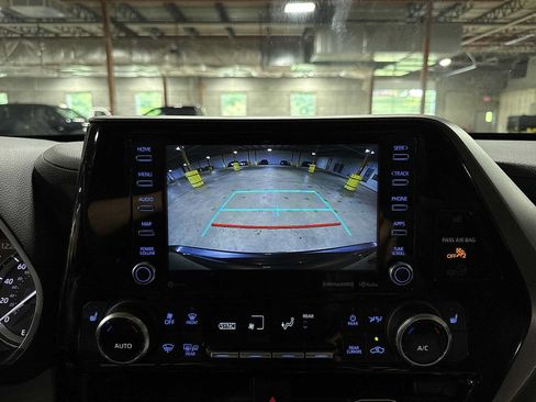 Used 2022 Toyota Highlander XLE AWD/4WD image 26