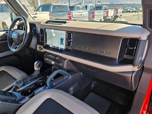 Used 2023 Ford Bronco Wildtrak image 32
