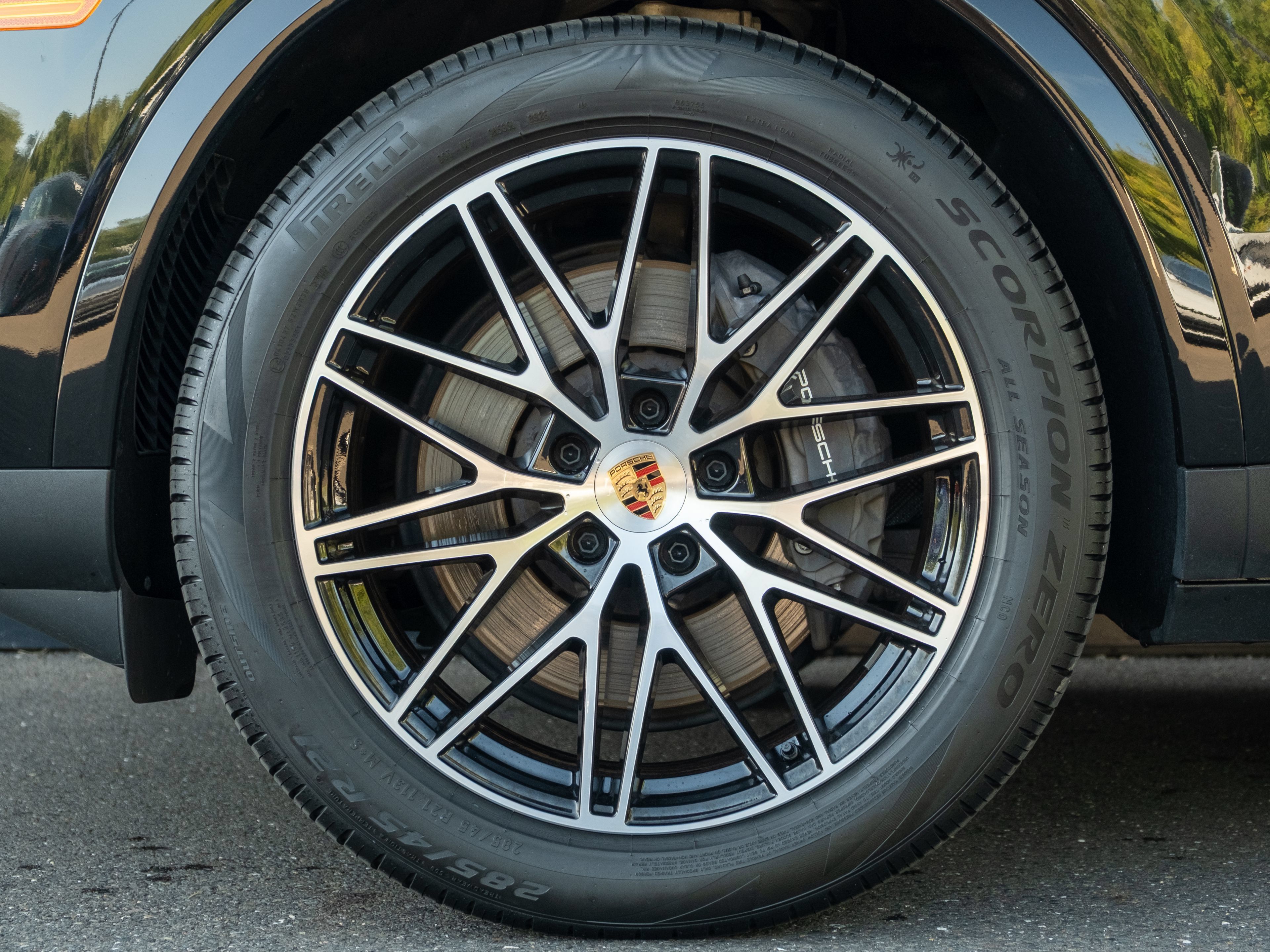 Certified 2025 Porsche Cayenne AWD/4WD image 12