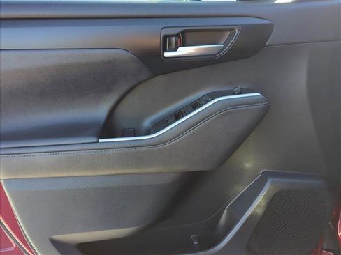 Used 2020 Toyota Highlander XLE image 10
