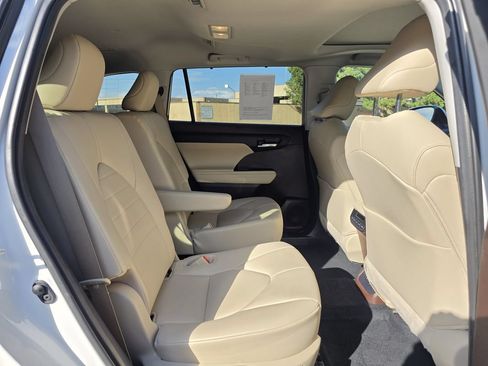Used 2021 Toyota Highlander XLE AWD/4WD image 22