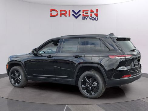 New 2025 Jeep Grand Cherokee Limited w/ Luxury Tech Group II image 3