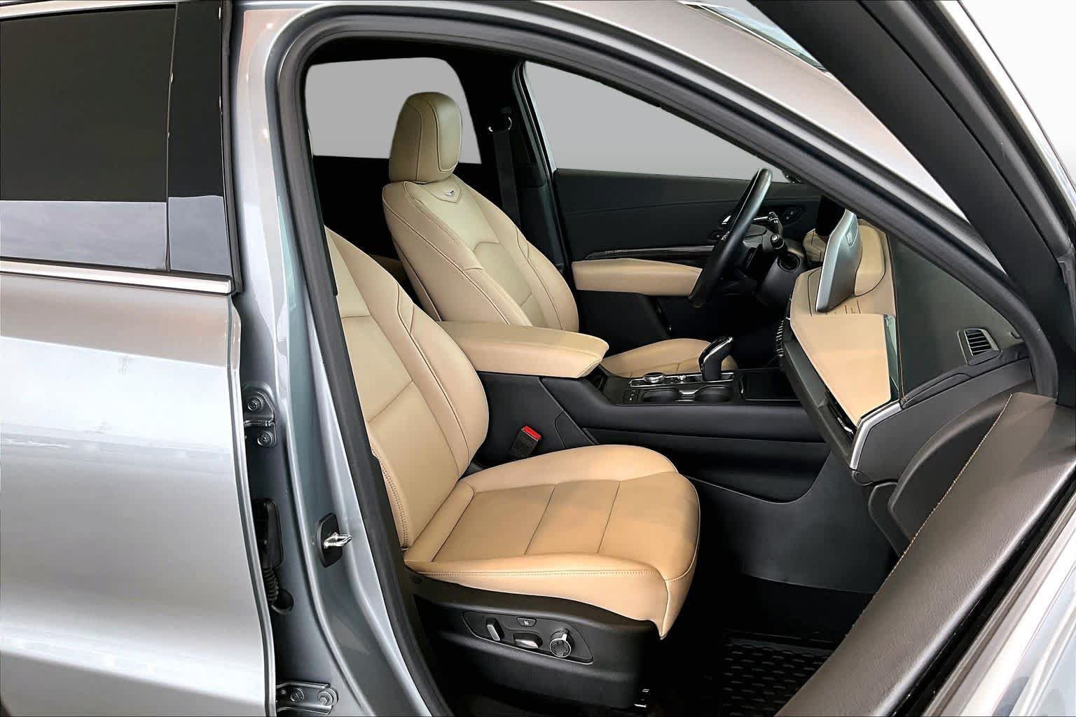 Used 2024 Cadillac XT4 Premium Luxury FWD image 8
