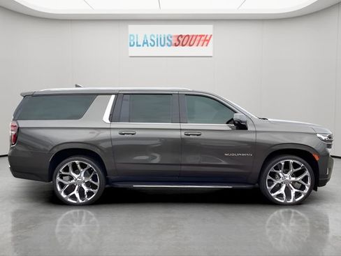 Used 2021 Chevrolet Suburban LT w/ Luxury Package image 2