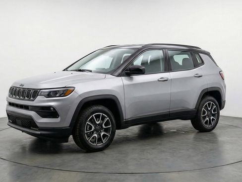 Used 2025 Jeep Compass Trailhawk image 3