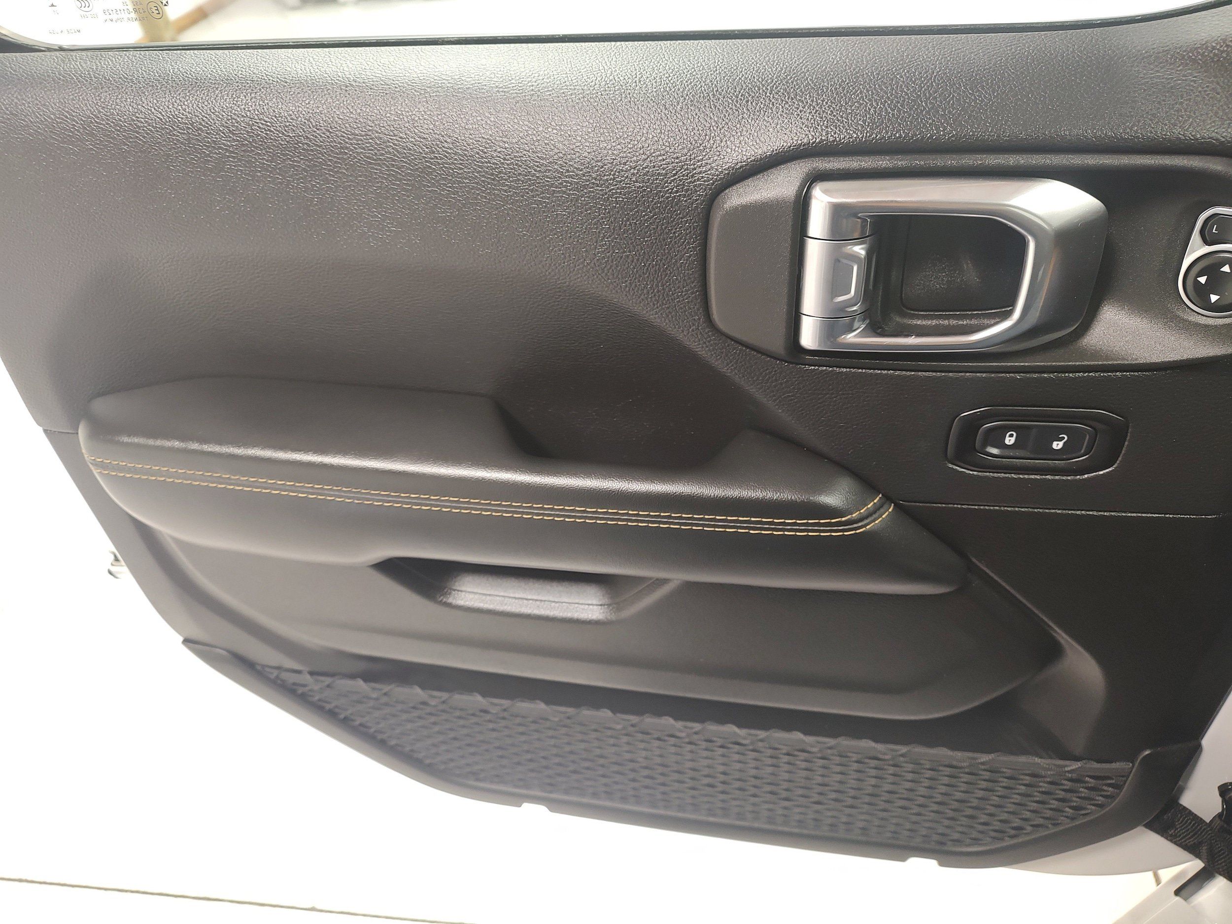 Used 2025 Jeep Wrangler Unlimited Sahara AWD/4WD image 8