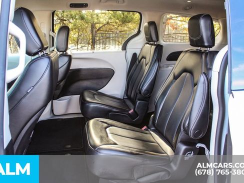 Used 2023 Chrysler Pacifica Touring-L image 18