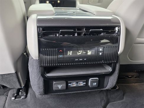 Used 2024 Jeep Wagoneer 4WD image 22