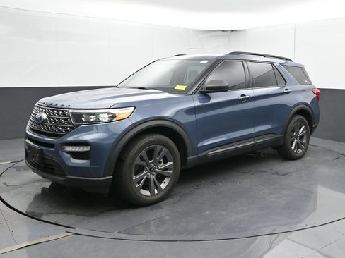 Used 2021 Ford Explorer XLT w/ Equipment Group 202A AWD/4WD image 8