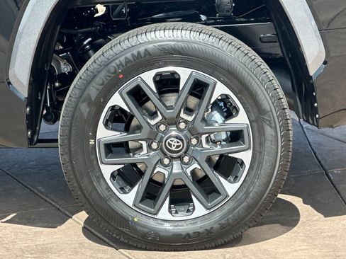 New 2026 Toyota Tundra Limited AWD/4WD image 32