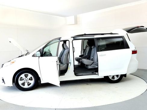Certified 2020 Toyota Sienna LE w/ LE Preferred Package FWD image 10