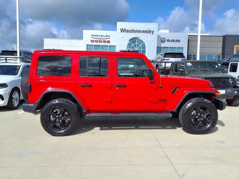 Used 2022 Jeep Wrangler Unlimited Sahara AWD/4WD image 5