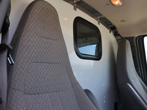 Used 2018 Chevrolet Express 2500 image 10