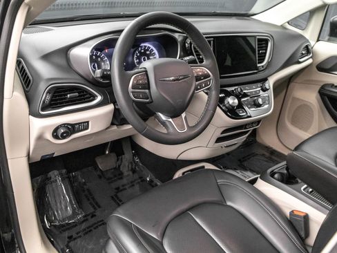 Used 2023 Chrysler Pacifica Touring-L image 5