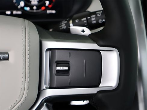 New 2025 Land Rover Discovery Metropolitan Edition image 69