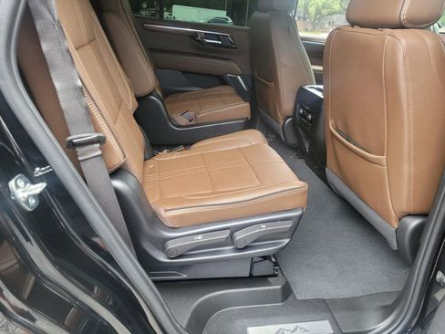 Used 2025 Chevrolet Tahoe High Country RWD image 12