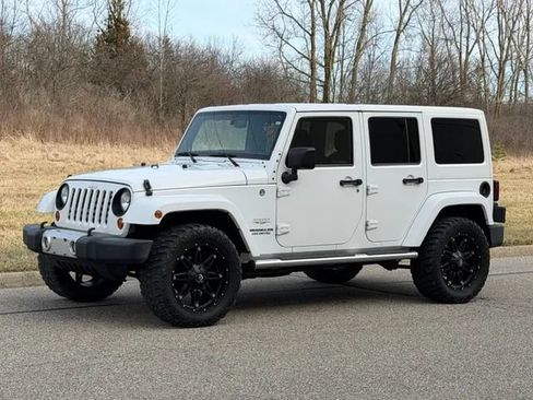 Used 2013 Jeep Wrangler Unlimited Sahara w/ Dual Top Group AWD/4WD image 5
